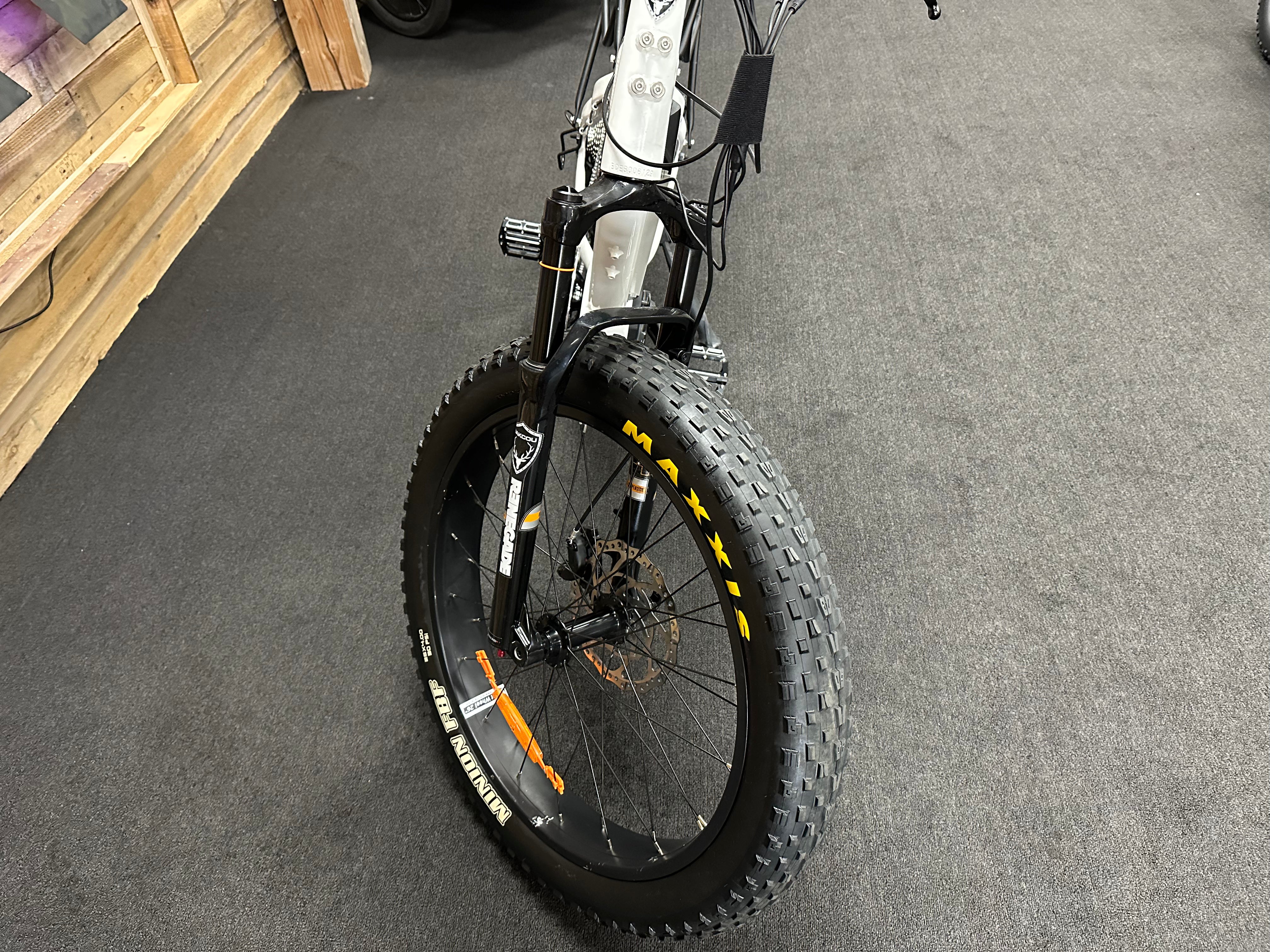 Mule 26" / Gloss White/ 21ah /6129